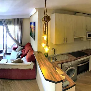 coqueto-apartamento-en-puerto-marina-con-piscina.hotelsinnerja.org/